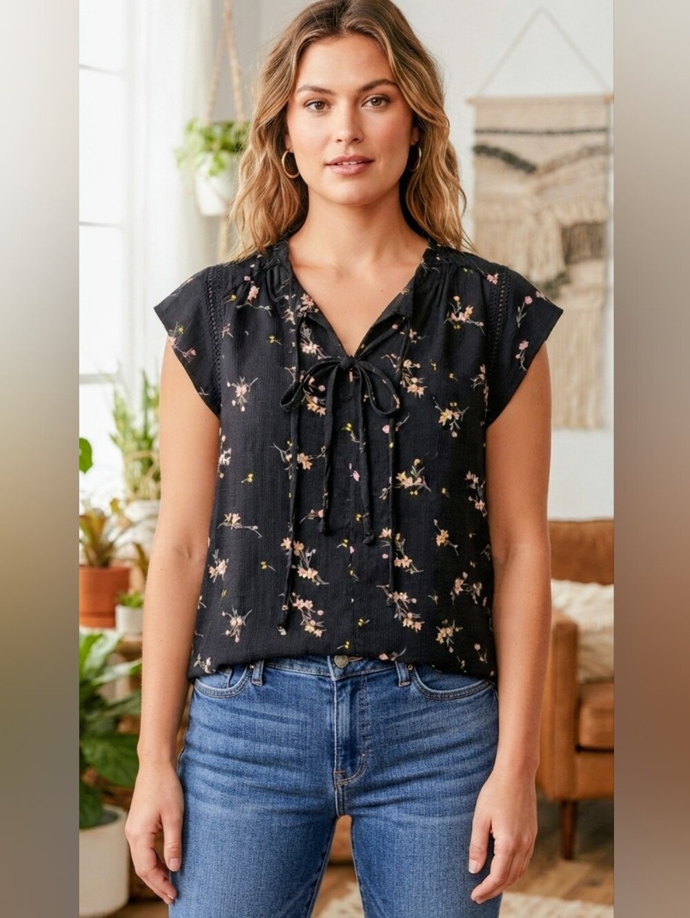 NWT Buffalo David Bitton Black Cap-Sleeve Floral Split-Neck Blouse size Medium M
